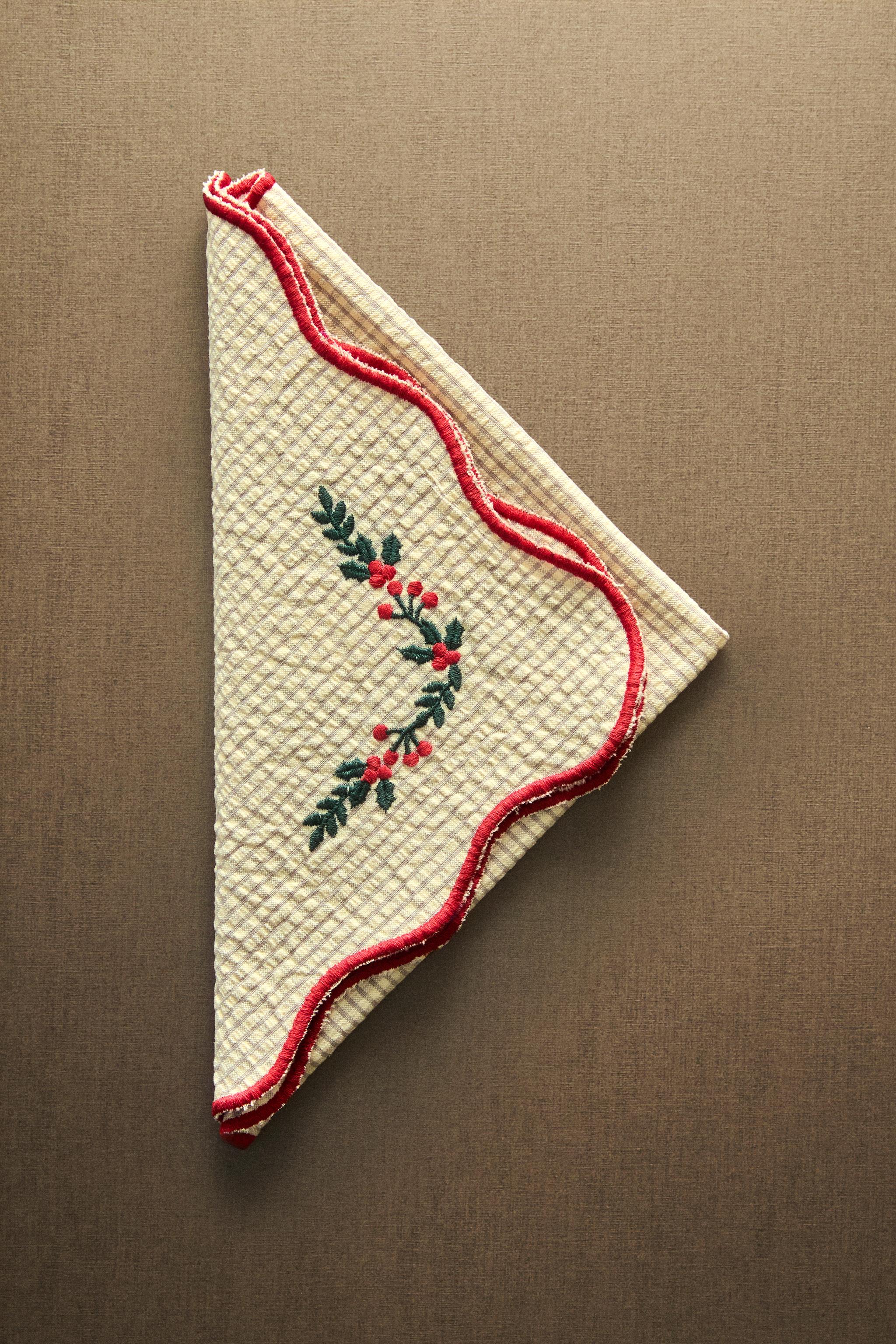 SET OF CHRISTMAS COTTON NAPKINS WITH SCALLOPED EMBROIDERY (SET OF 2)
